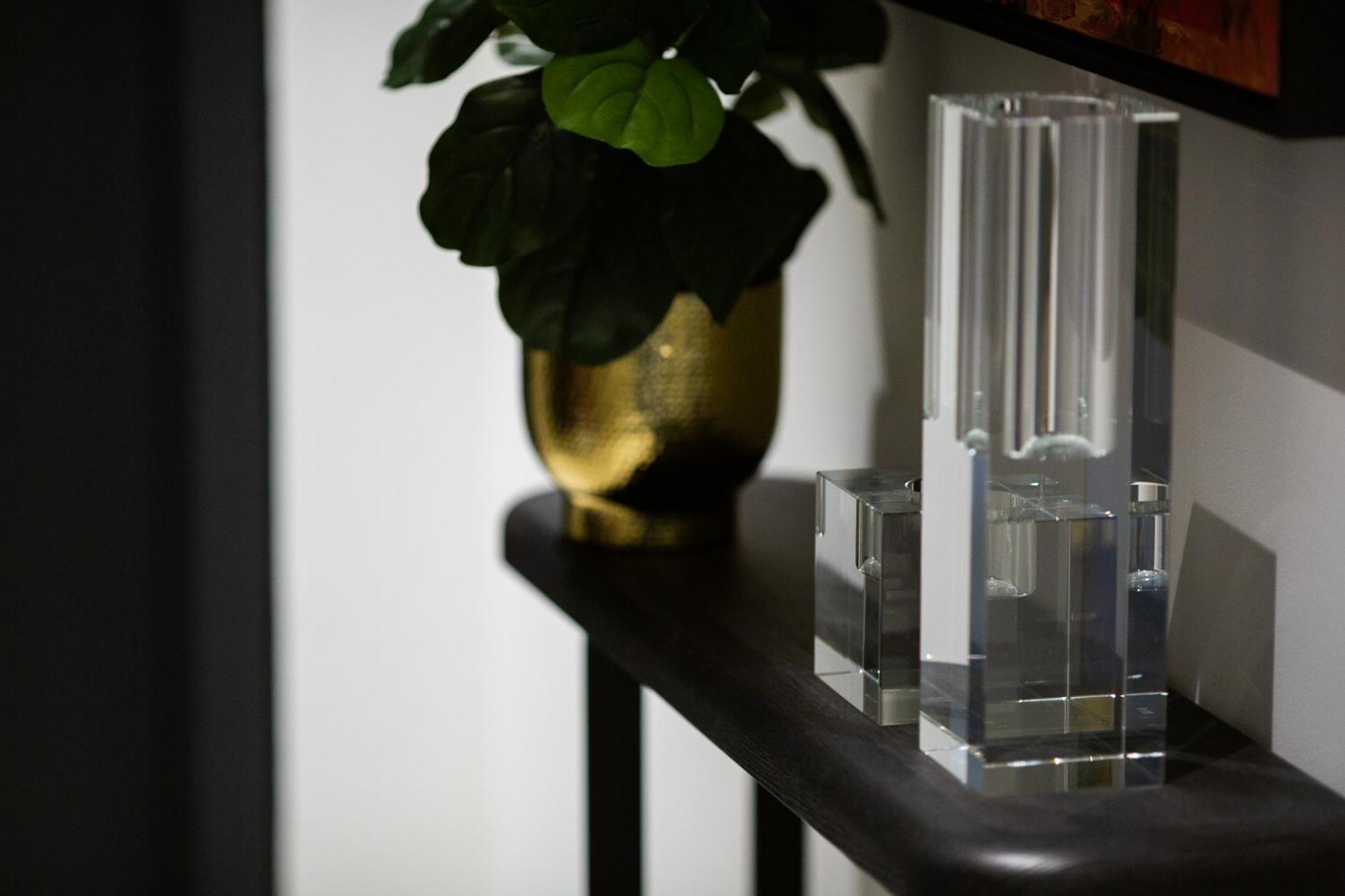One Global Resorts Green Square Sydney Exteriör bild A vase and candle holder