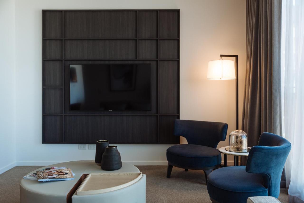 One Global Resorts Green Square Sydney Exteriör bild A television set in a hotel room