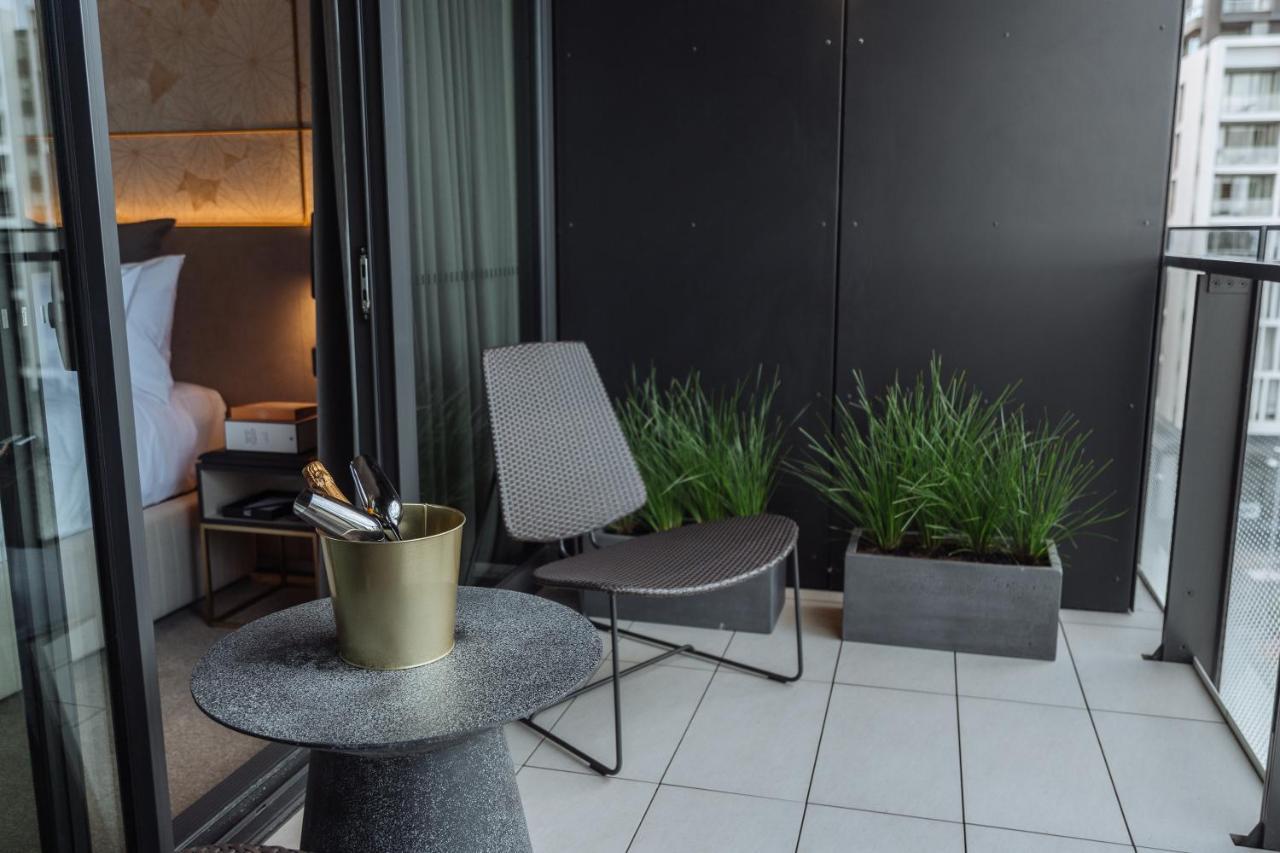 One Global Resorts Green Square Sydney Exteriör bild A balcony in a hotel room